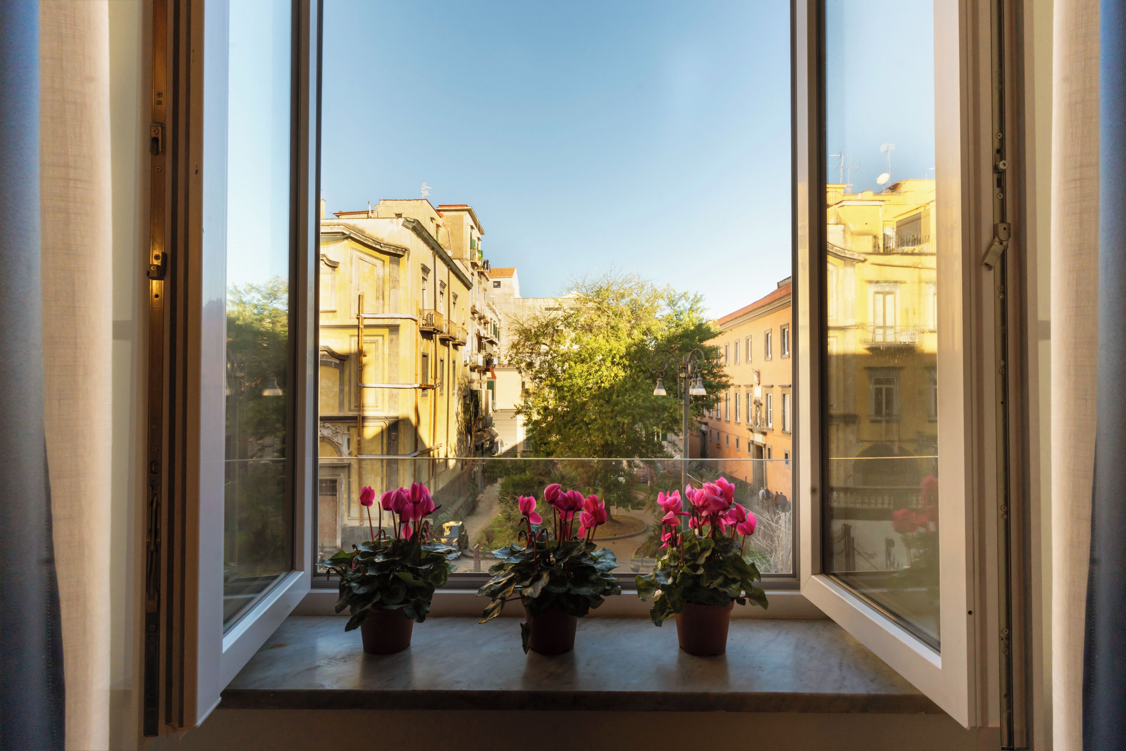 Luxury Triple Room, City View | Interior