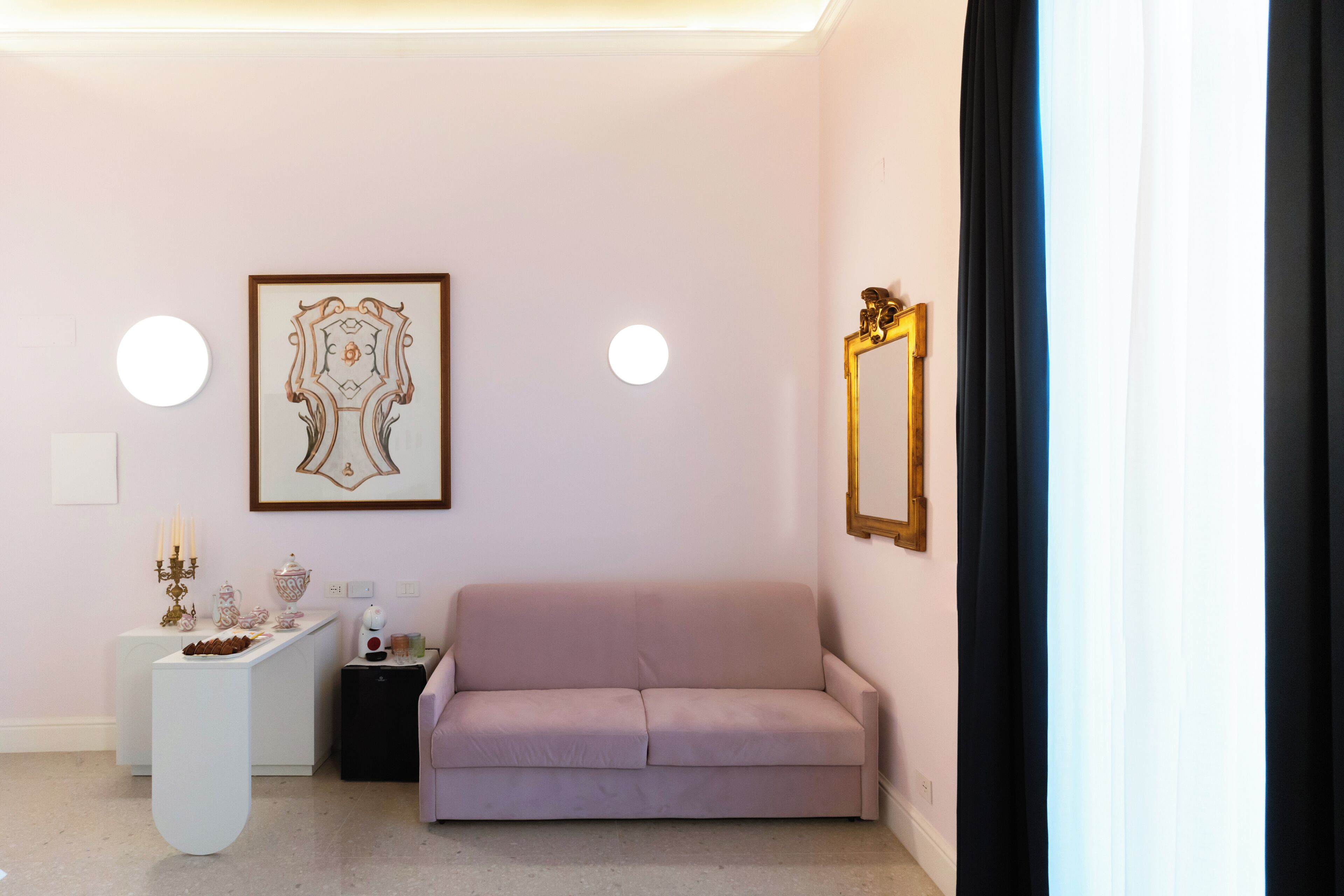 Doppia Deluxe, balcone, vista città | Area soggiorno | Smart TV 50 pollici con canali digitali