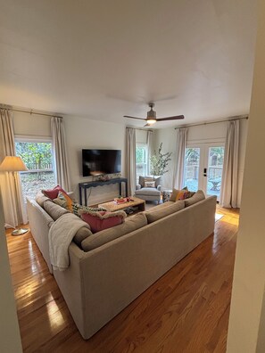 Smart TV, fireplace, ping pong, books - Spacious family friendly 4-bedroom house in beautiful Porters Neck, Wilmington (Wilmington)
