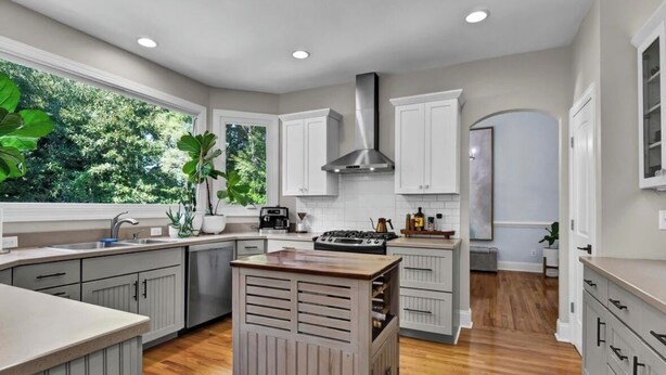 Coffee/tea maker, fridge, microwave, oven - Spacious family friendly 4-bedroom house in beautiful Porters Neck, Wilmington (Wilmington)