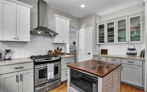 Fridge, microwave, oven, stovetop - Spacious family friendly 4-bedroom house in beautiful Porters Neck, Wilmington (Wilmington)