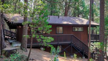 Chalet (3 Bedrooms) | Exterior