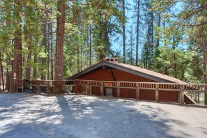 Chalet (3 Bedrooms) | Interior - Hiltbrand Hangout (Yosemite National Park)