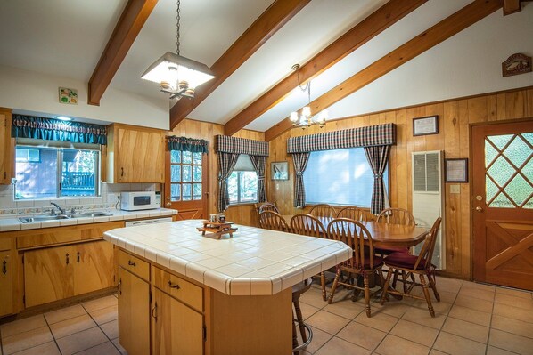 Chalet (3 Bedrooms) | Interior - Yosemite Retreat in the Meadows (Yosemite National Park)