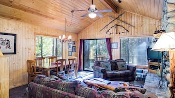 Chalet (2 Bedrooms) | Interior