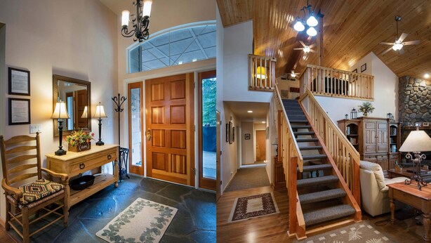 Un intérieur en bois avec un escalier, un bureau en bois et un miroir.