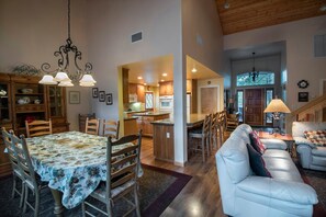 Chalet (4 Bedrooms) | Interior