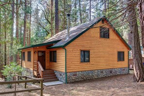 Interior - Big Pine Lodge (Yosemite National Park)