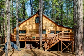 Front of property - Big Pine Lodge (Yosemite National Park)