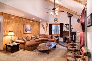 Interior - Big Pine Lodge (Yosemite National Park)