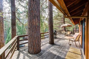 Interior - Tyler's Timber Lodge (Yosemite National Park)