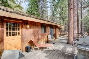 Interior - Tyler's Timber Lodge (Yosemite National Park)