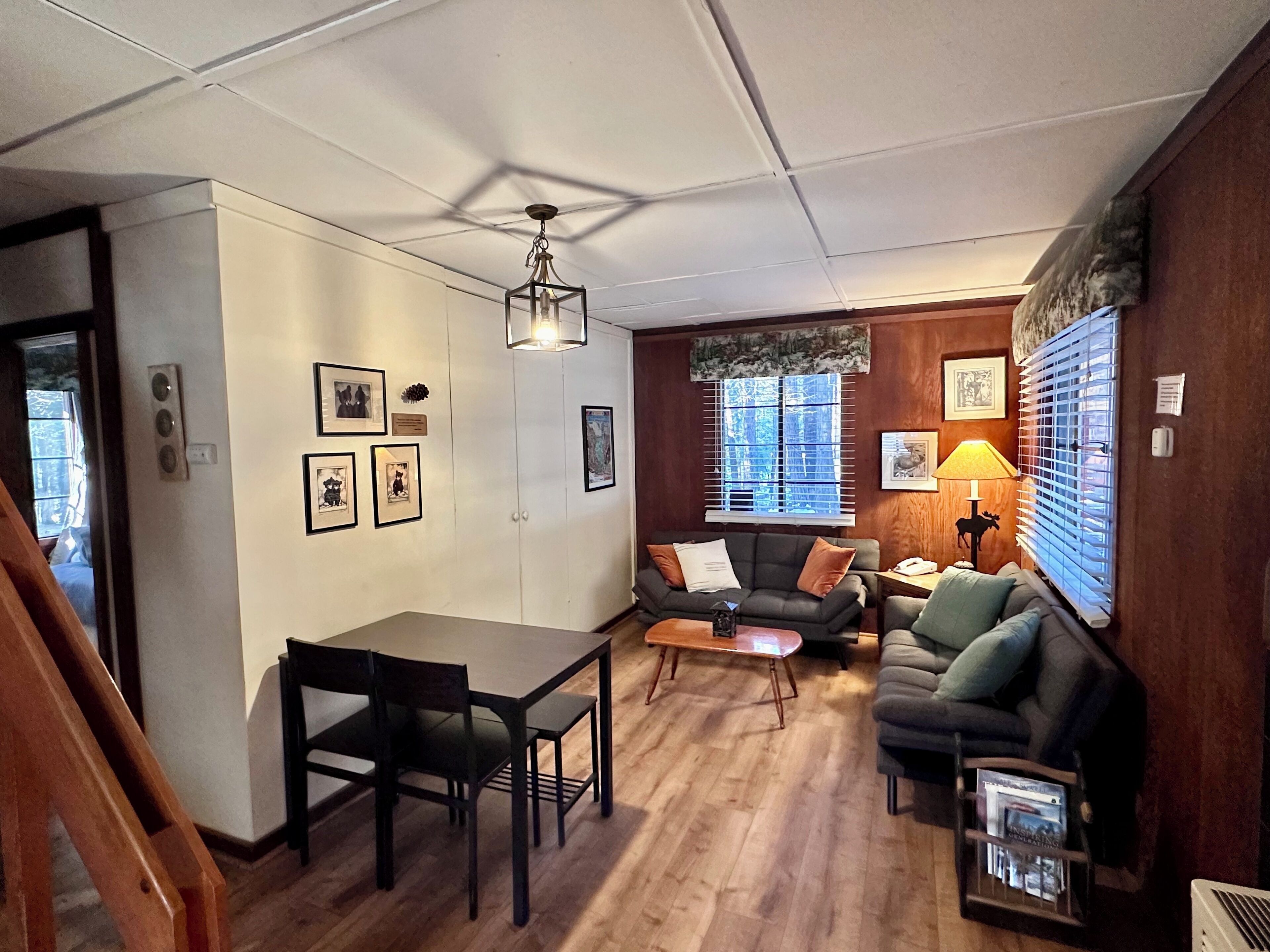 Un salon chaleureux avec une table à manger, un canapé et une lampe.