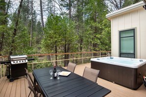 Chalet (3 Bedrooms) | BBQ/picnic area - Spring Meadow Retreat (Yosemite National Park)