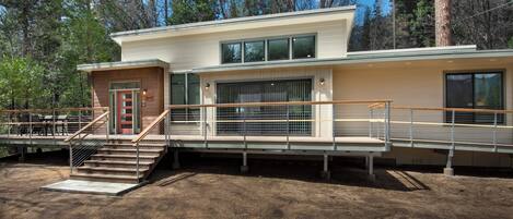 Vista frontal de la propiedad