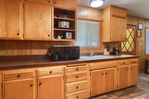 Chalet (2 Bedrooms) | Interior - The Redwoods Cabin (Yosemite National Park)