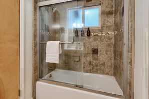 Chalet (2 Bedrooms) | Interior - The Redwoods Cabin (Yosemite National Park)