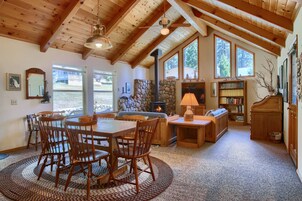 Chalet (3 Bedrooms) | Interior