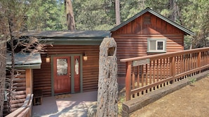 Front of property - The Tree House (Yosemite National Park)