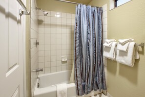 Chalet (3 Bedrooms) | Interior - Cabin Among the Firs (Yosemite National Park)