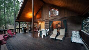 Chalet (2 Bedrooms) | Outdoor dining
