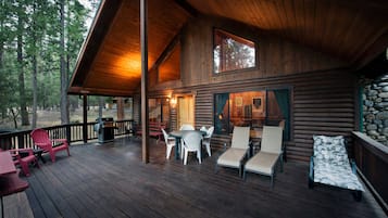 Chalet (2 Bedrooms) | Outdoor dining