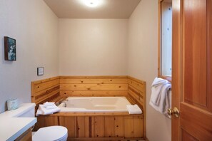 Chalet (2 Bedrooms) | Interior