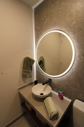 Shower, hair dryer, towels, soap - Carioca Retreat in the heart of Rio de Janeiro - unique apartment for 4 people (Rio de Janeiro)