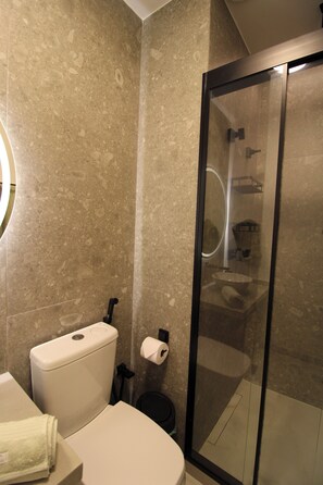 Douche, sèche-cheveux, serviettes fournies, savon