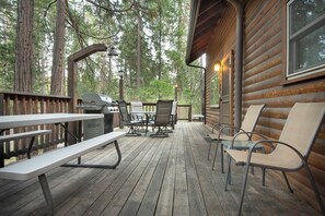 Chalet (3 Bedrooms) | Interior - Grandma's Cabin (Yosemite National Park)