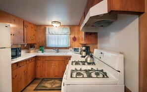 Chalet (3 Bedrooms) | Interior - Grandma's Cabin (Yosemite National Park)