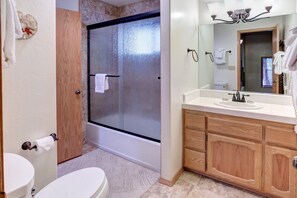 Chalet (2 Bedrooms) | Interior - Cabin Twelve (Yosemite National Park)
