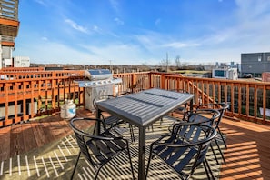 Outdoor dining - Summer game room, balconies, backyard near Broadway and Nissan Stadium (Nashville)