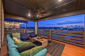 Property grounds - Summer game room, arcade, decks, backyard near Broadway and Nissan Stadium (Nashville)