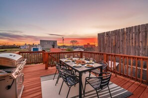 Outdoor dining - Summer game room, balconies, backyard near Broadway and Nissan Stadium (Nashville)