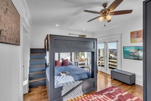 4 bedrooms, desk, iron/ironing board, WiFi - Summer game room, arcade, decks, backyard near Broadway and Nissan Stadium (Nashville)