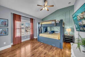 4 bedrooms, desk, iron/ironing board, WiFi - Summer game room, balconies, backyard near Broadway and Nissan Stadium (Nashville)