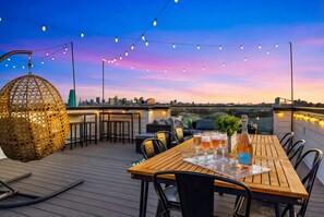 Outdoor dining - Nashville hot tub & karaoke house with game room, sleeps 13 (Nashville)