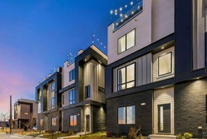 Exterior - Summer rooftop hot tub, karaoke, game room, skyline views near Broadway (Nashville)