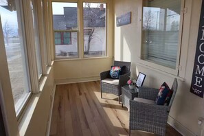 Interior - Mount Powell Getaway walking distance to downtown (Deer Lodge)