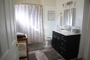 Secadora de cabello, toallas, jabón, papel de baño