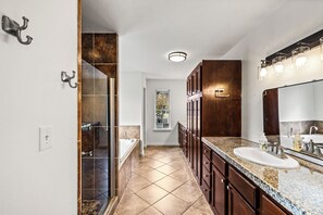 Jetted bath, hair dryer, towels, soap - Galveston Vacation Destination w/ Huge Pool, Hot Tub, Fire Pit, Pool Table!!! (Galveston)
