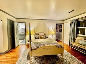 4 habitaciones, escritorio y tabla de planchar con plancha
