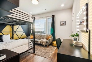 4 slaapkamers, een bureau, een strijkplank/strijkijzer, wifi