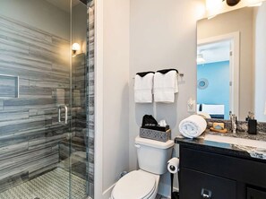Een douche, een haardroger, handdoeken, shampoo