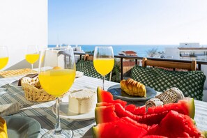 Outdoor dining - Boat Apt OCV – 100m from beach, with pool (Albufeira)