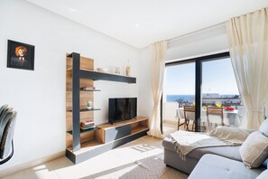 TV - Boat 1 Apt OCV – 100m from beach, with pool (Albufeira)