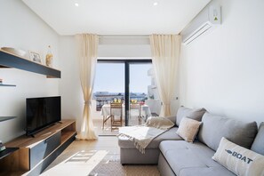 TV - Boat 1 Apt OCV – 100m from beach, with pool (Albufeira)
