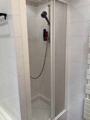 Shower, hair dryer, towels, soap - Duplex apartment above the rooftops of the old town (Villefranche-sur-Mer)