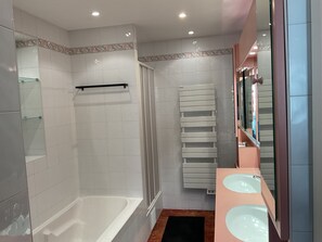 Douche, séchoir à cheveux, serviettes fournies, savon